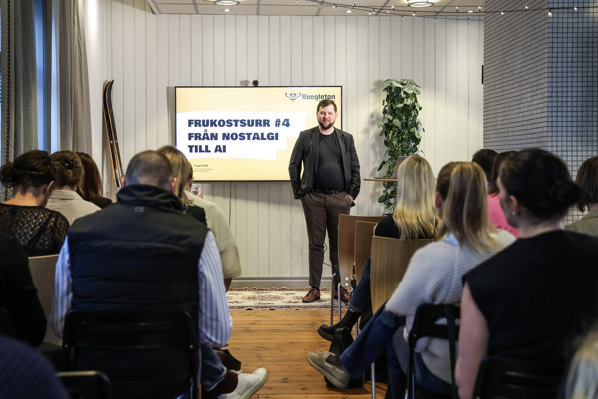Frukostsurr hos Beegleton med publik framför en presentation